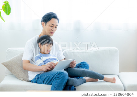 一家人在客廳看平板電腦 128604804