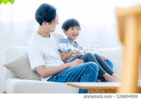 一家人在客廳看平板電腦 128604806