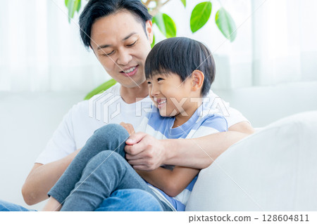 爸爸和兒子一起玩耍 128604811