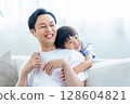 爸爸和兒子一起玩耍 128604821