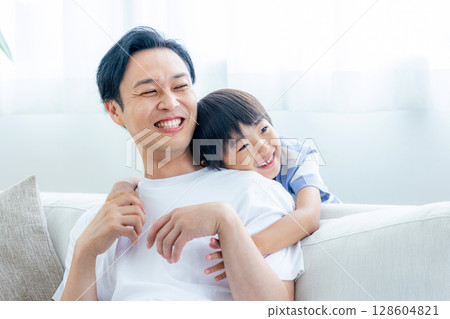 爸爸和兒子一起玩耍 128604821