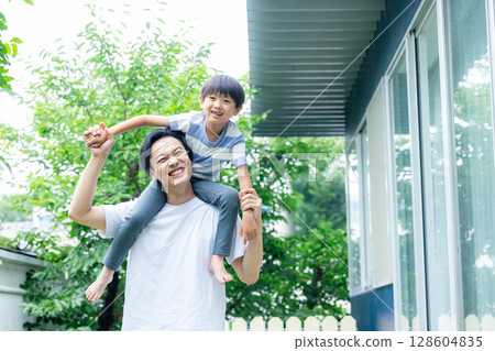 爸爸把孩子扛在肩上 128604835