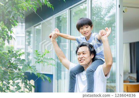 爸爸把孩子扛在肩上 128604836