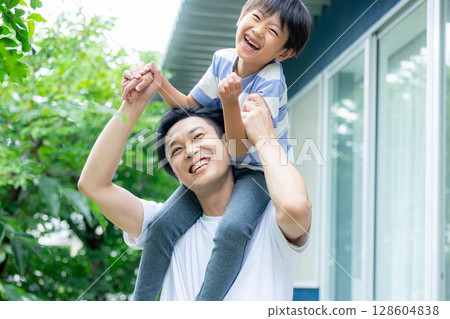 爸爸把孩子扛在肩上 128604838