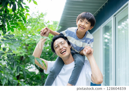 Dad carrying a child on his shoulders 128604839