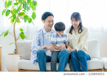 A young family relaxing in the living room　 128604853