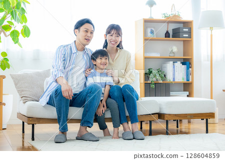 一個家庭在客廳放鬆 128604859