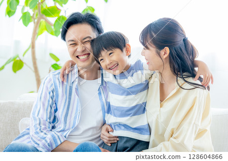 一個家庭在客廳放鬆 128604866