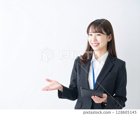 接待處一位女士在指路 128605145