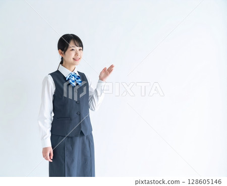 接待處一位女士在指路 128605146