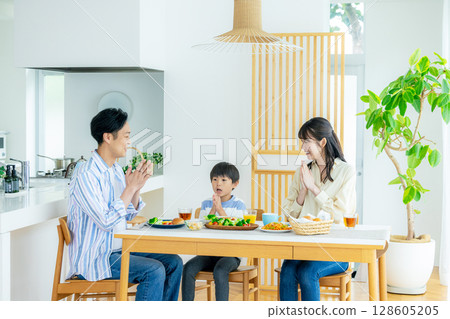 Family meal image 128605205