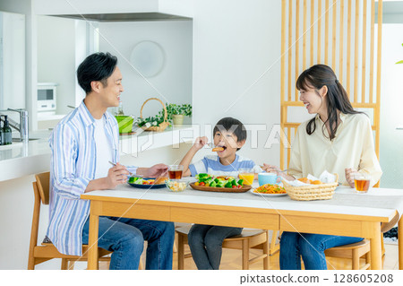 Family meal image 128605208
