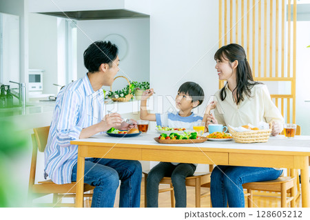 Family meal image 128605212