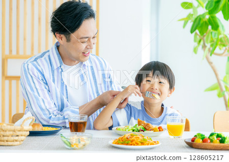 有趣的家庭用餐圖像 128605217