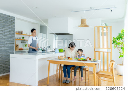 在用餐室用餐的家庭 128605224
