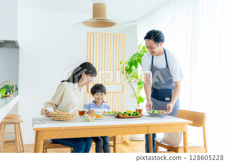 在用餐室用餐的家庭 128605228