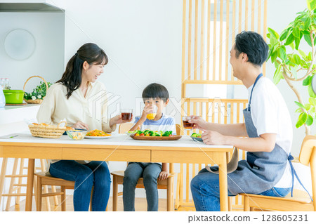 年輕的家庭，餐，餐桌 128605231