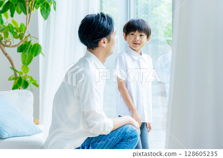 年輕的家庭，父母和孩子，孩子，微笑 128605235
