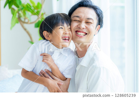 Young family, parent and child, child, smile 128605239