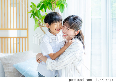 父母和孩子在客廳裡放鬆 128605243