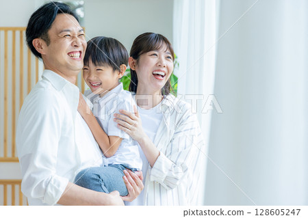  Happy family 128605247