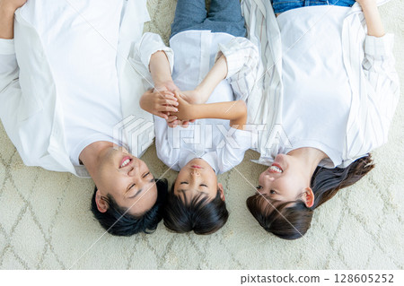 Lying family 128605252