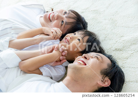 Lying family Lying family 128605254