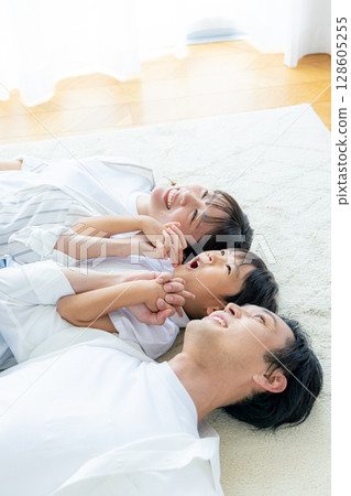 躺在家裡 128605255