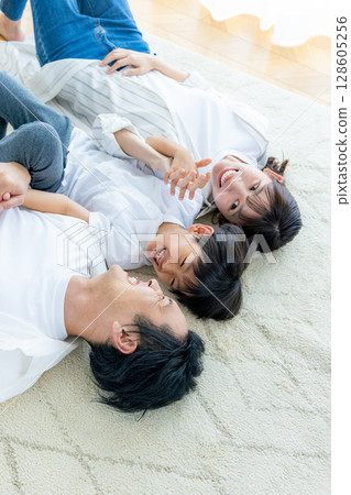躺在家裡 128605256