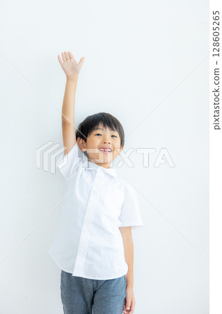 白色背景下一名小學生的肖像 128605265