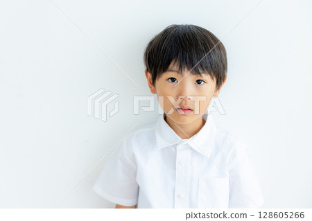 白色背景下一名小學生的肖像 128605266