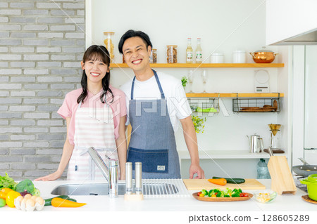 年輕夫婦，廚房，蔬菜 128605289
