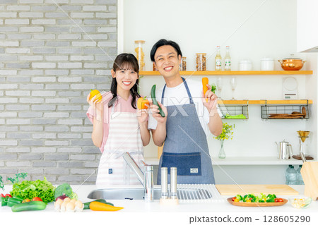 年輕夫婦，廚房，蔬菜 128605290