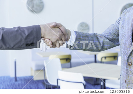 一位身穿西裝的中年商人正在握手。圖片由Sky Perfect Tokyo Media Center提供 一位身穿西裝的中年商人正在握手。圖片由Sky Perfect Tokyo Media Center提供 128605816
