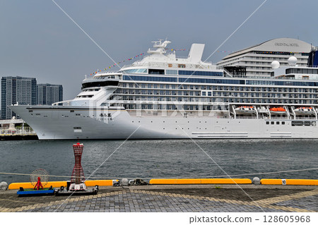 Luxury cruise ship "Asuka III" arrives at Kobe Port for the first time 128605968