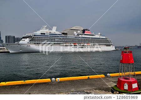 Luxury cruise ship "Asuka III" arrives at Kobe Port for the first time Luxury cruise ship "Asuka III" arrives at Kobe Port for the first time 128605969