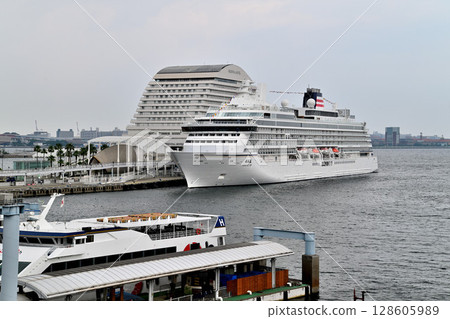 豪華郵輪「飛鳥三號」首次抵達神戶港 128605989