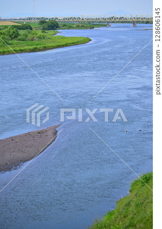 Tone River: View downstream from Showa Bridge, early summer scenery Tone River: View downstream from Showa Bridge, early summer scenery 128606145