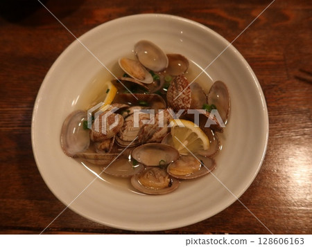 Nagasaki clams steamed in sake 128606163