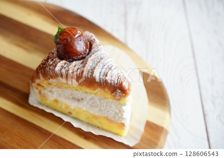 Mont Blanc cake with moist sponge, mellow cream and topped with sweet chestnuts with their skins still on. 128606543