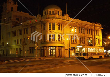 [標誌乘客模糊] 一輛電車穿過函館市社區交流中心 128606772