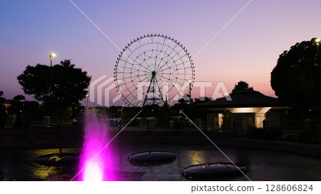 黃昏時分,葛西臨海公園的噴泉和摩天輪倒映在水面上 黃昏時分,葛西臨海公園的噴泉和摩天輪倒映在水面上 128606824