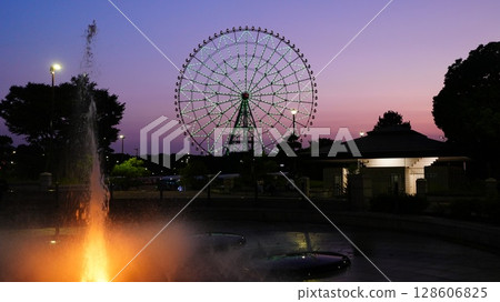 黃昏時分,葛西臨海公園的噴泉和摩天輪倒映在水面上 黃昏時分,葛西臨海公園的噴泉和摩天輪倒映在水面上 128606825