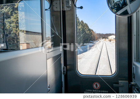 北海道網走市 - 從沿著鄂霍次克海行駛的釧網本線列車前車廂眺望鐵軌 128606939