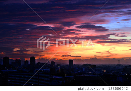 兵庫縣蘆屋市朝西宮和尼崎方向的鮮豔朝霞 128606942