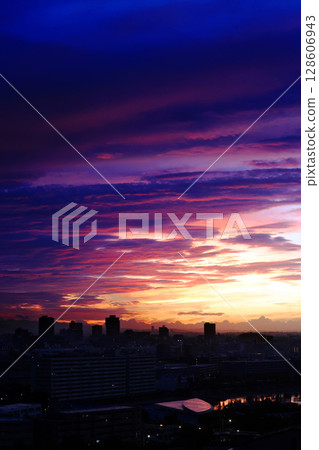 兵庫縣蘆屋市朝西宮和尼崎方向的鮮豔朝霞 128606943