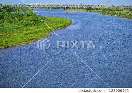 Tone River: View downstream from Showa Bridge, early summer scenery Tone River: View downstream from Showa Bridge, early summer scenery 128606995
