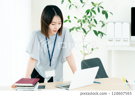 在辦公室工作的婦女 128607565