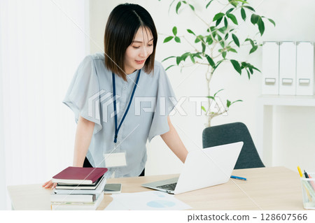 在辦公室工作的婦女 128607566