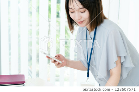 在辦公室工作的婦女 128607571